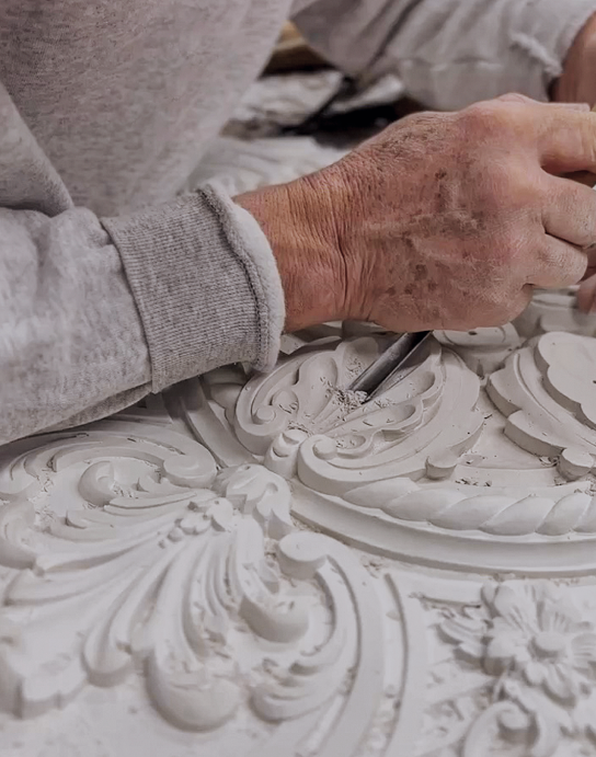 Fabricación artesanal de cornisas y molduras de escayola personalizadas - Más de 50 años de experiencia en elementos decorativos arquitectónicos