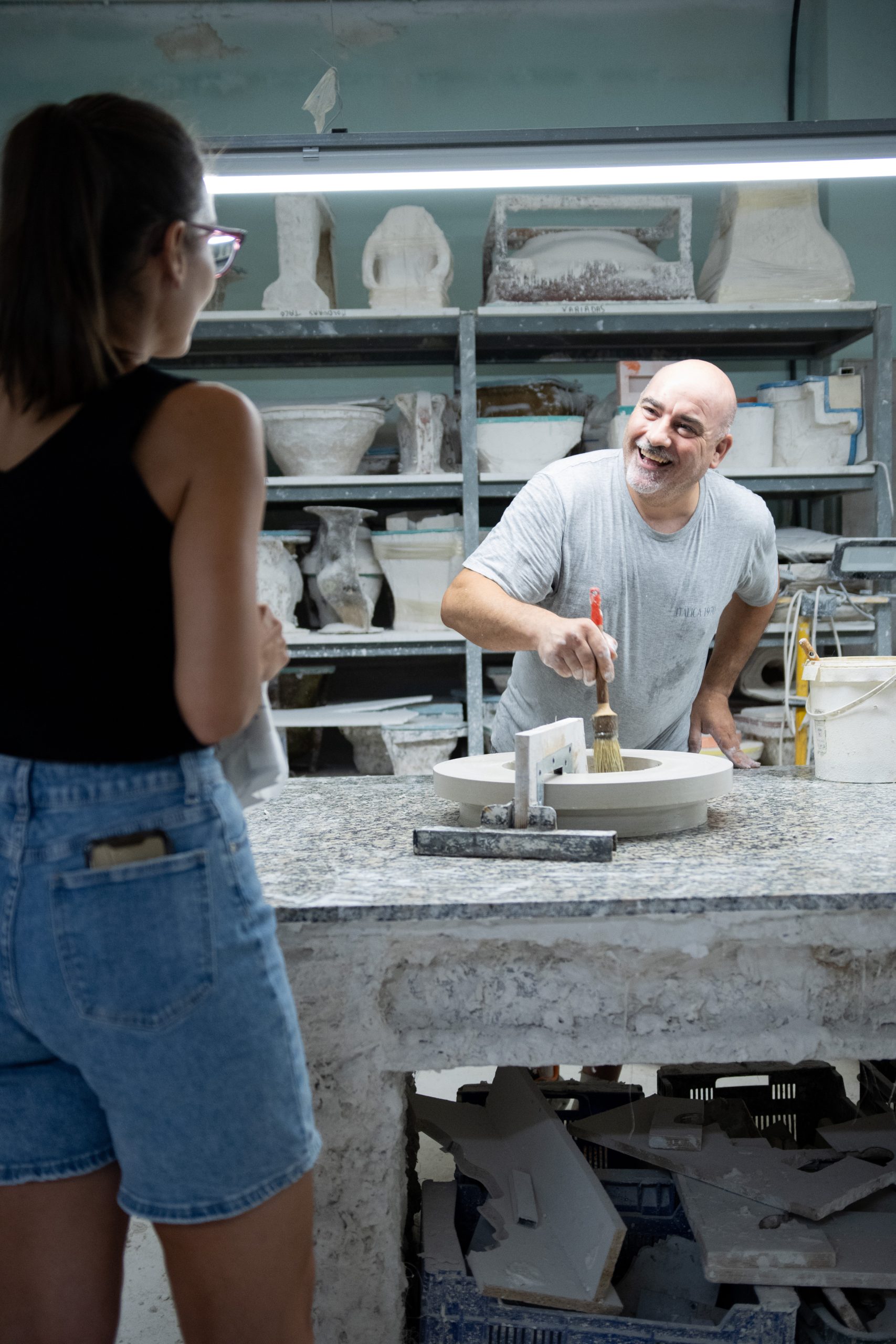 Maestros artesanos de Italica creando elementos decorativos únicos