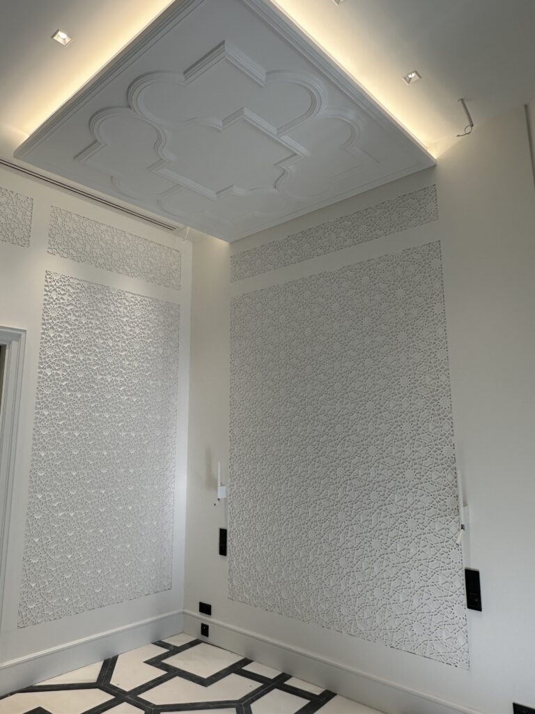 relieve y dosel de Italica en escayola para hotel en Sevilla